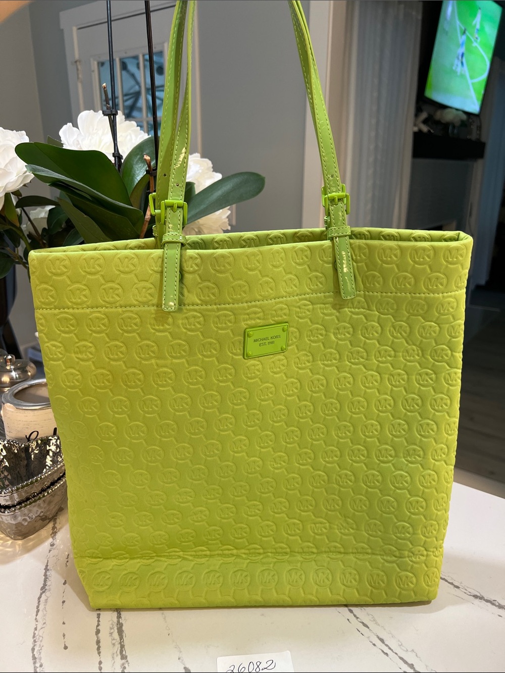 Michael Kors Het Set Neoprene Large Neon Lime Embossed Logo Tote - Picture 4 of 16